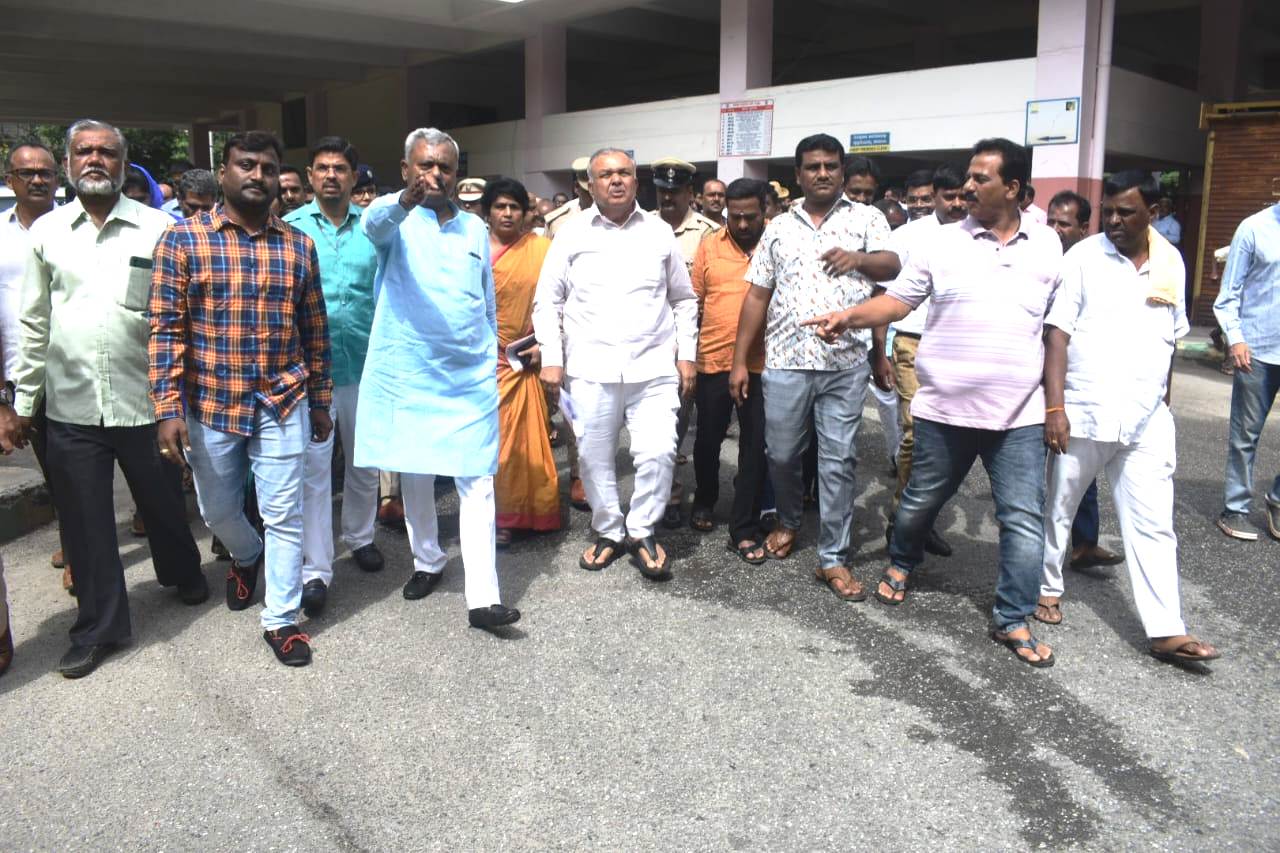 ಬಸ್ ನಿಲ್ದಾಣವನ್ನು ಅಧಿಕೃತವಾಗಿ ಸಾರ್ವಜನಿಕ ಬಳಕೆಗೆ ಸಾರಿಗೆ ಸಚಿವ ರಾಮಲಿಂಗಾರೆಡ್ಡಿ