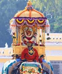 ಮೈಸೂರು ದಸರಾ ಜಂಬೂಸವಾರಿಗೆ ಚಾಲನೆ &ndash; ಚಿನ್ನದ ಅಂಬಾರಿ ಹೊತ್ತು ರಾಜಗಾಂಭೀರ್ಯದಿಂದ ಸಾಗಿದ ಅಭಿಮನ್ಯು