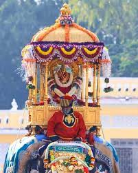 ಮೈಸೂರು ದಸರಾ ಜಂಬೂಸವಾರಿಗೆ ಚಾಲನೆ &ndash; ಚಿನ್ನದ ಅಂಬಾರಿ ಹೊತ್ತು ರಾಜಗಾಂಭೀರ್ಯದಿಂದ ಸಾಗಿದ ಅಭಿಮನ್ಯು