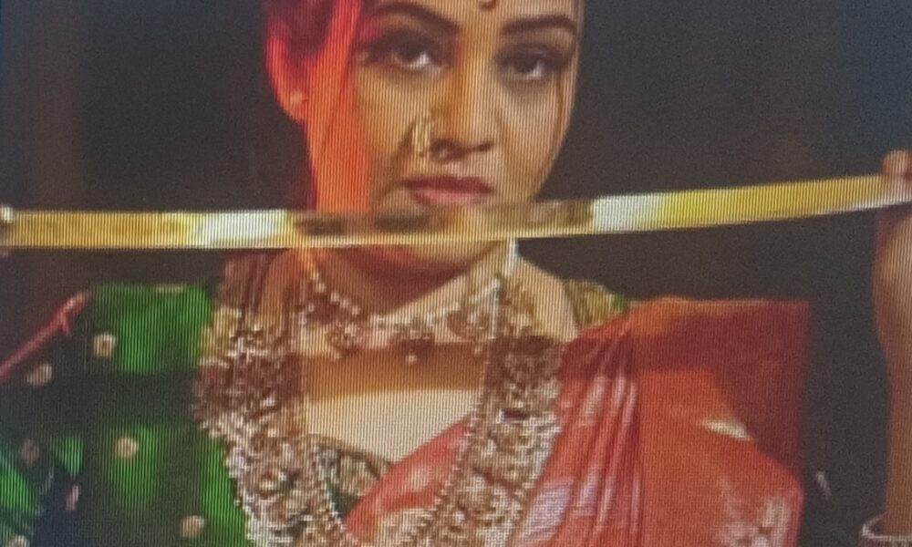 ಕೈಯಲ್ಲಿ ಖಡ್ಗ ಹಿಡಿದು ರಾಣಿಯಂತೆ ಕಂಗೊಳಿಸಿ ಅಚ್ಚರಿ ಮೂಡಿಸಿದ IPS ರೂಪಾ