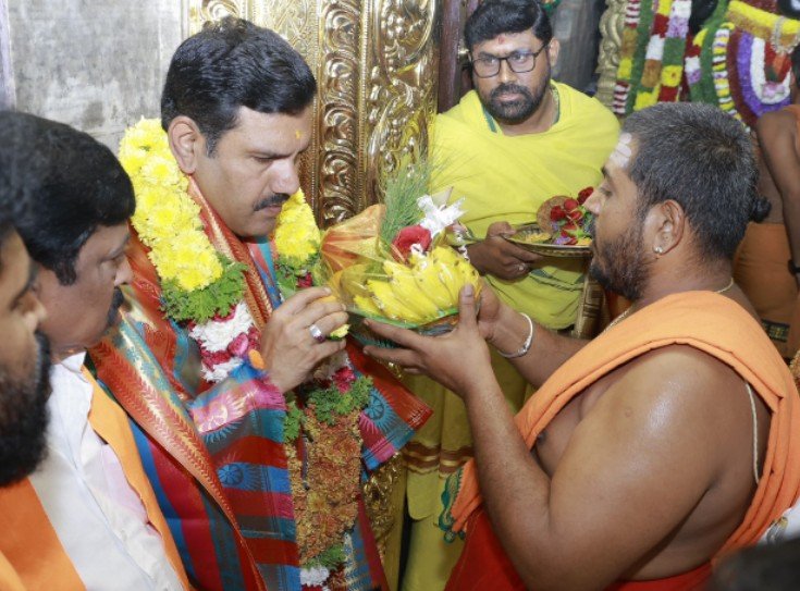 B Y Vijayendra offering prayers at Kurudumale Ganapathi temple in Kolar