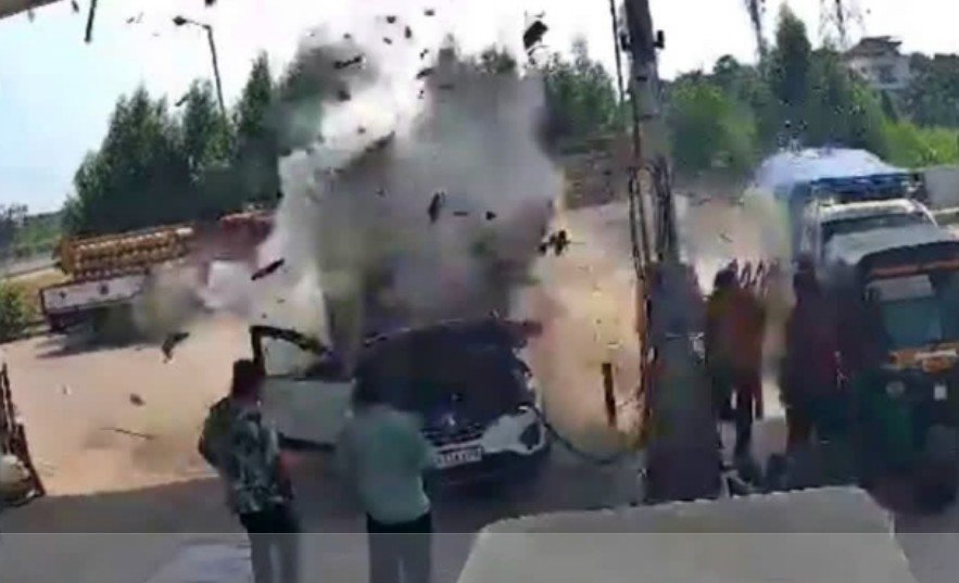 CNG car explosion while refuelling at Karjan CNG pump in Gujarat