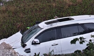 Car that fell into Kote Kere after a tyre burst and collision with an electric pole in Chikkamagaluru