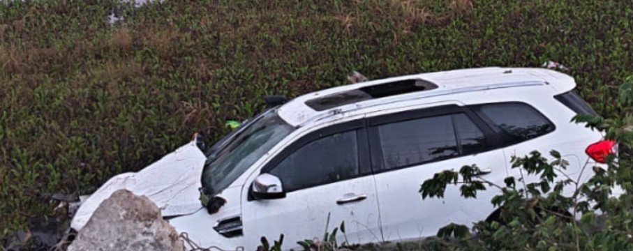 Car that fell into Kote Kere after a tyre burst and collision with an electric pole in Chikkamagaluru