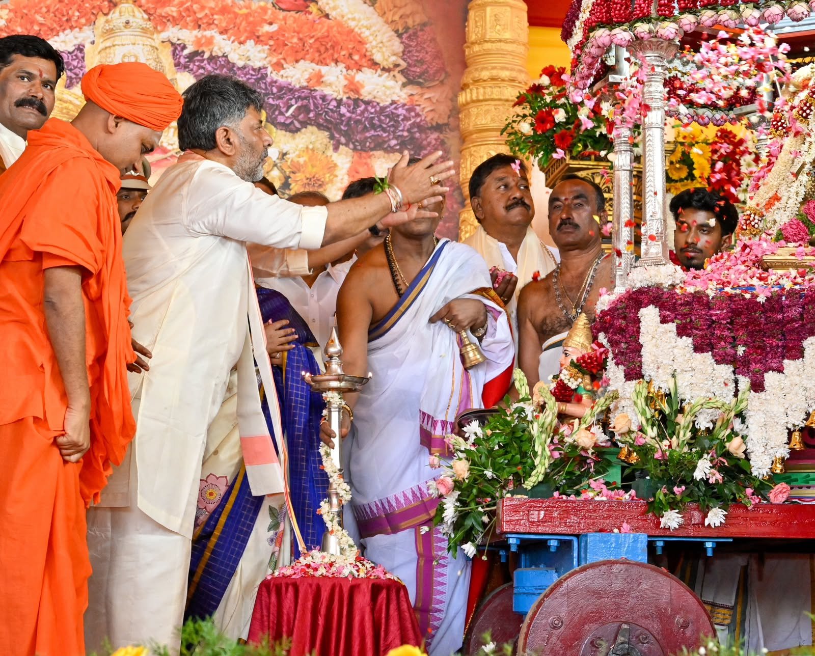 Mysuru Dasara 2026 begins at Chamundi Hills with Shri Gavisiddeshwara Swamiji inaugurating the grand festival amid cultural celebrations.
