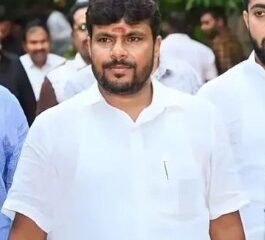 Kottur Manjunath speaking with security personnel outside DK Shivakumar's Sadashivanagar residence