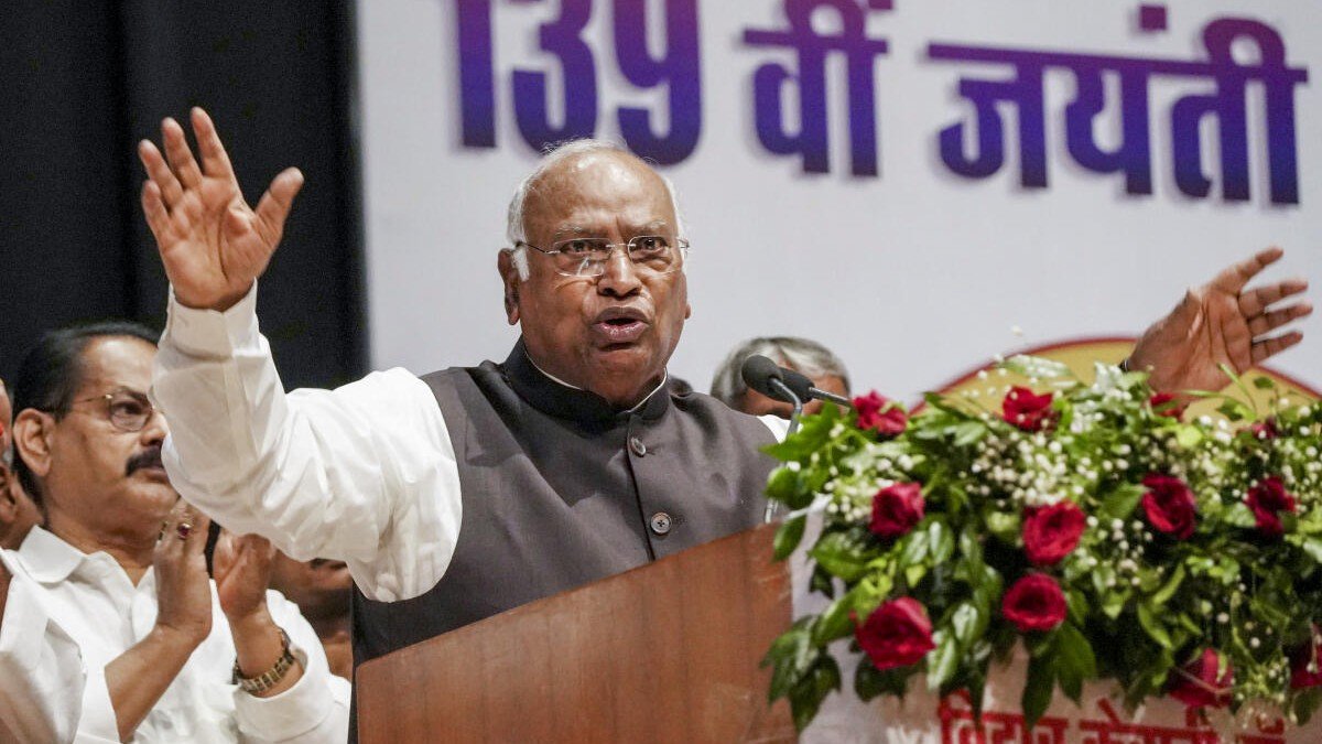 Mallikarjun Kharge speaking at a political event in Patna