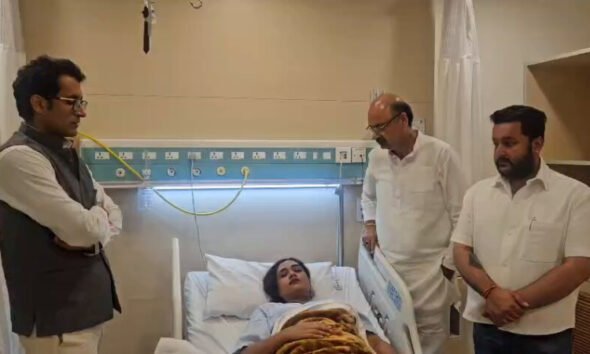 Rahul Gandhi and media scrum during Delhi SIR protest amid journalist's allegation Image caption: Journalist Richa Parashar has alleged that she was pulled and pushed during the SIR protest; Congress has denied the claim.
