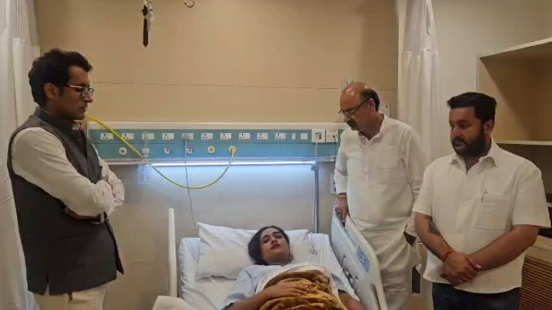 Rahul Gandhi and media scrum during Delhi SIR protest amid journalist's allegation Image caption: Journalist Richa Parashar has alleged that she was pulled and pushed during the SIR protest; Congress has denied the claim.
