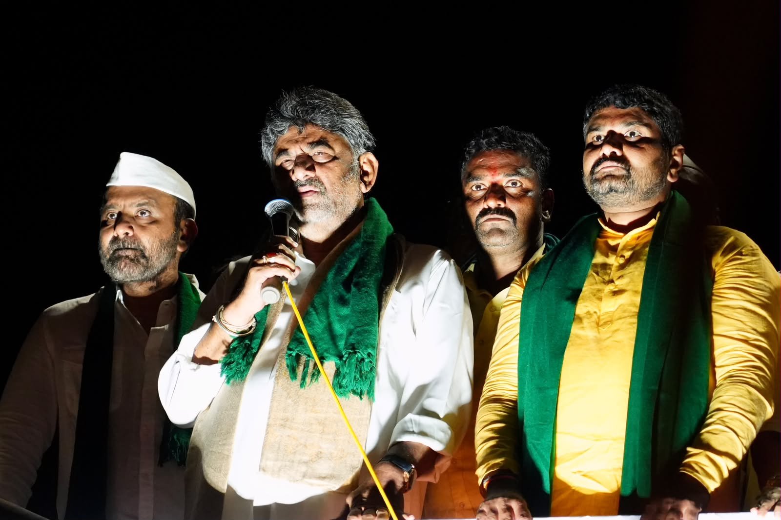 CM D.K. Shivakumar addressing sugarcane farmers during the Hubballi Chalo protest in Kittur, Karnataka.