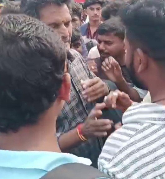 Man confronted by public at Gangavathi Bus Stand for allegedly taking photos of girls