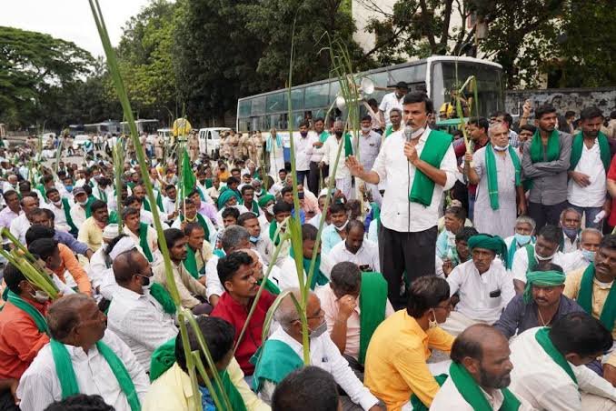 Karnataka sugarcane farmers protest demanding ₹5,500 per tonne and road blockades across northern Karnataka