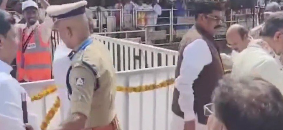 Karnataka ministers and police personnel during the Mysuru Dasara Jamboo Savari proceedings.